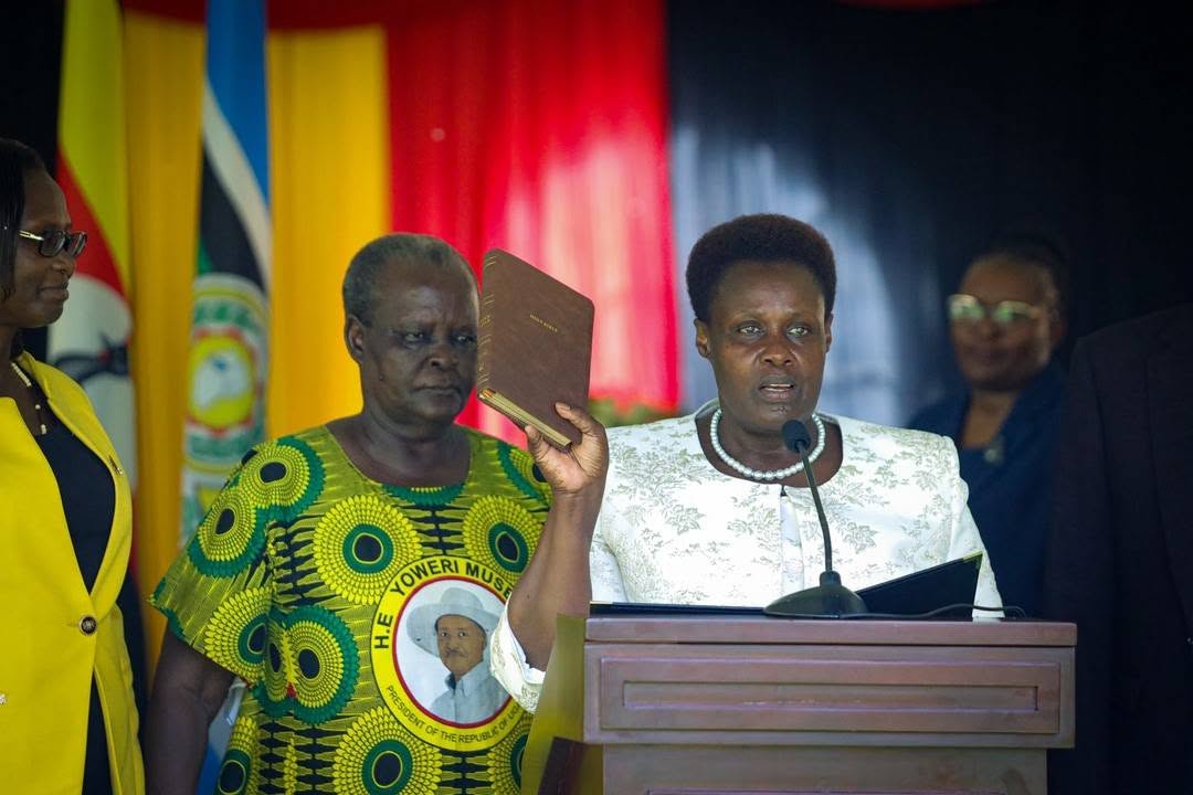 Jessica Alupo yaherekejwe n’umubyeyi we muri uyu muhango