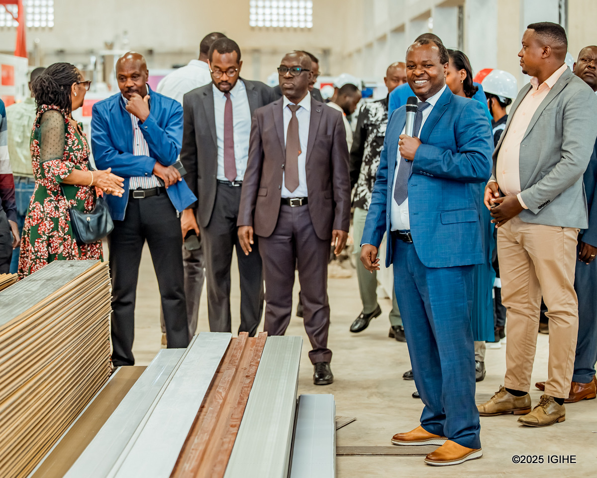 Abayobozi batandukanye beretswe ibikoresho HQ-Aqua Plastic Ltd ikora