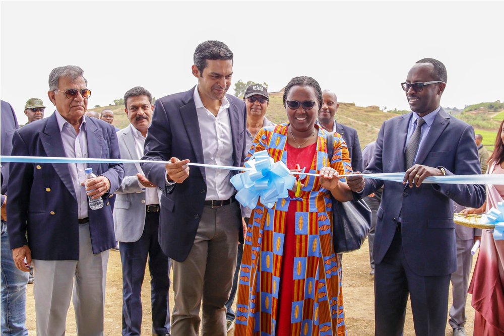 Minisitiri Mukeshimana (hagati), Guverineri Munyantwari (iburyo) n'umuyobozi wa Luxmi yubatse uru ruganda, barufungura ku mugaragaro