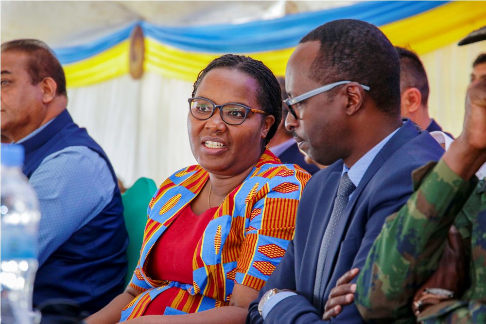 Minisitiri Mukeshimana na Guverineri Munyantwali bungurana ibitekerezo mu itahwa ry'uru ruganda