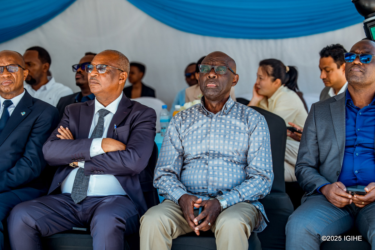 Umunyemari Denis Karera (uri hagati) na we ari mu bitabiriye igikorwa cyo kwerekana ibizajya bikorerwa muri HQ-Aqua Plastic Ltd