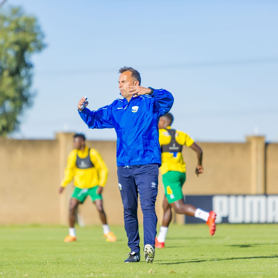 Umunya-Espagne akaba umutoza mukuru w'Amavubi, Carlos Ferrer azaba atoza u Rwanda mu mukino wa mbere