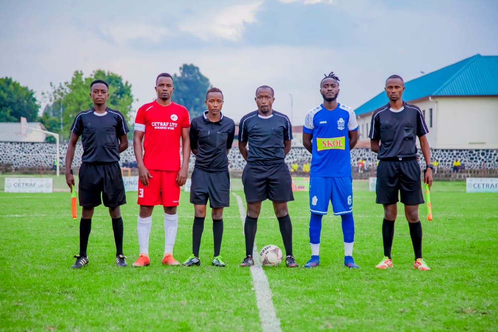 Abakapiteni n'amakipe yombi: Niyonshuti Gad wa Musanze FC na Nishimwe Blaise wa Rayon Sports bifotozanya n'abasifuzi