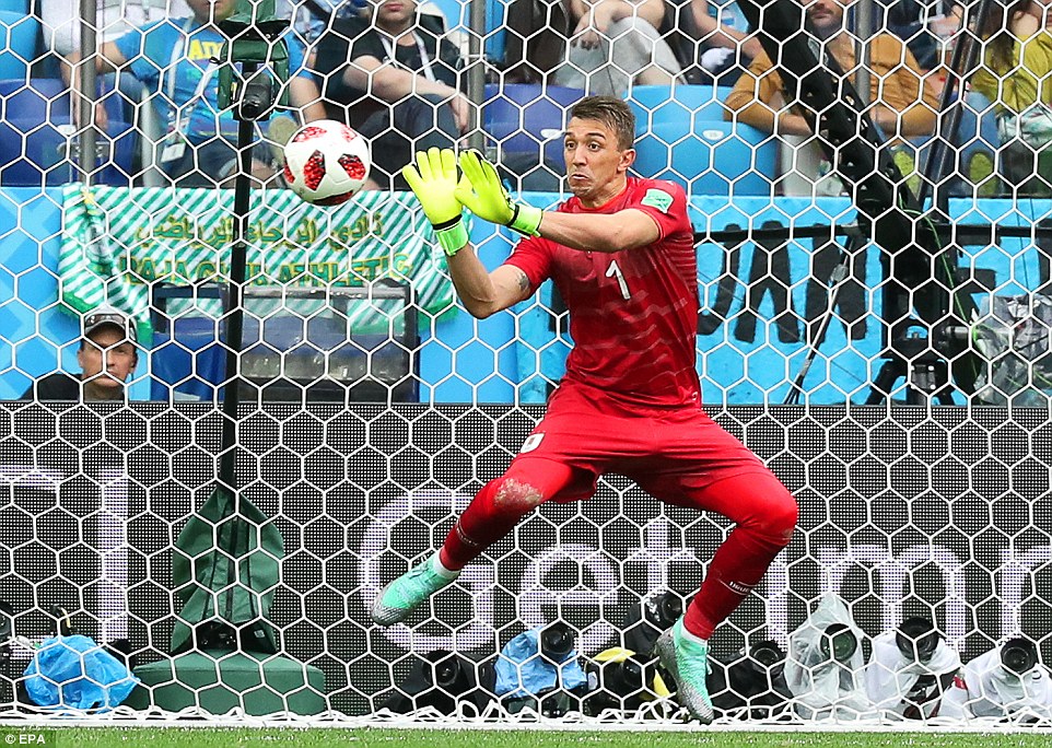 Fernando Muslera yananiwe gukuramo umupira wari utewe na Antoine Griezmann