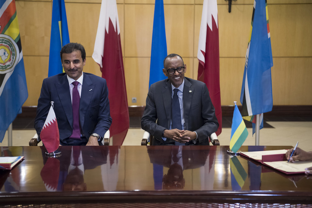 Perezida Kagame na Emir wa Qatar, Sheikh Tamim bin Hamad Al Thani, ubwo bakurikiranaga amasezerano yasinywe hagati y'ibihugu byombi mu 2019