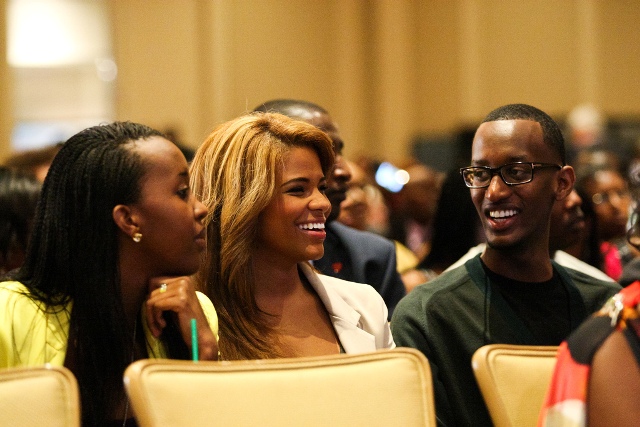Ibumoso hari Ange Kagame, umukobwa w'Umukuru w'Igihugu n'umufasha we, iburyo hari Yvan Cyomoro, umuhungu wabo, bari kumwe n'inshuti yabo ubwo barimo bakurikirana igikorwa