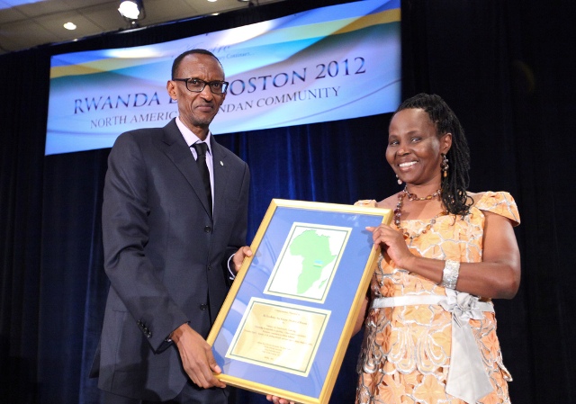 Perezida Kagame yakira impano yari agenewe n'abakomoka muri Afurika y'Uburengerazuba batuye muri Amerika kubw'ibyiza akorera u Rwanda n'Afurika muri rusange