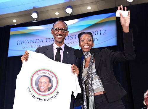 Uyu munyarwanda utuye muri Amerika yageneye Perezida Kagame umupira yikoreye uriho amagambo agira ati: "Kagame Love, I'm a happy Rwanda"