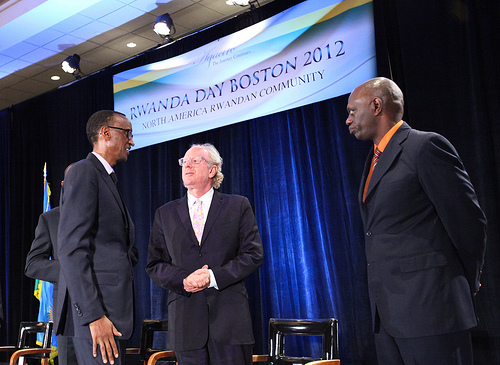Perezida Kagame aganira na Bobby Sager uhagarariye inyungu z'u Rwanda by'icyubahiro na Dr Egide Karuranga uhagarariye Diaspora Nyarwanda yo muri Canada