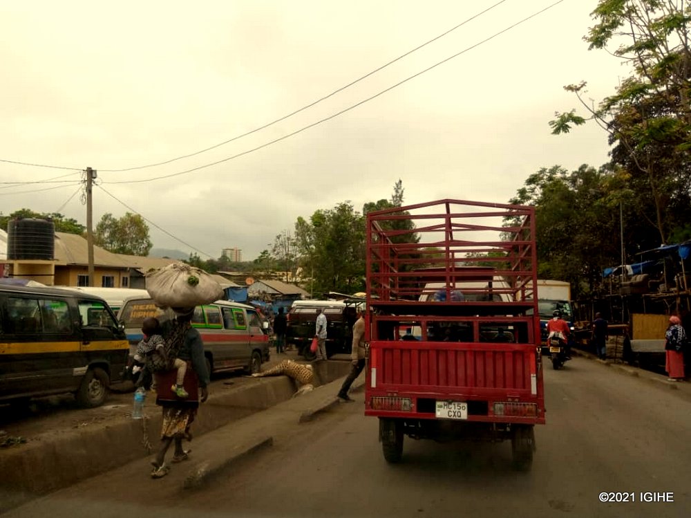 Muri Kirokoni ni nka Nyabugogo mu Rwanda, abantu aba ari uruvunganzoka