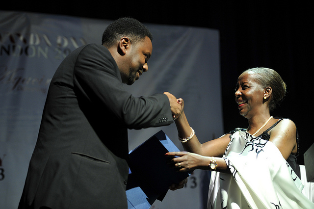 Hano Minisitiri Mushikiwabo Louise yarimo ashyikiriza bamwe urubyiruko rwitwaye neza muri Diaspora Nyarwanda mu Bwongereza