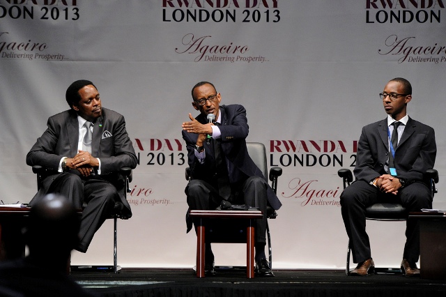 Perezida Kagame ubwo yarimo atanga impanuro ku bitabiriye Rwanda Day, ibumoso hari uhagarariye u Rwanda mu Bwongereza William Nkurunziza, iburyo hari Junior Mutabazi uhagarariye urubyiruko nyarwanda rutuye cyangwa rwiga muri iki gihugu