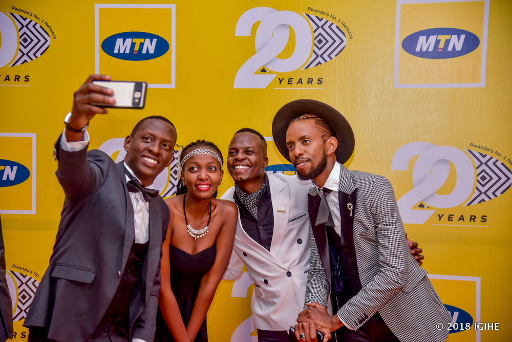 Buri umwe yashakaga gutahana ifoto y'urwibutso kuri uyu munsi ukomeye mu mateka ya MTN Rwanda