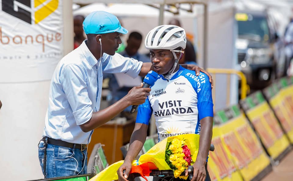 Umunyamakuru Kayishema Thierry Tity aganira na Munyaneza Didier uri mu Banyarwanda bitwaye neza muri Tour du Rwanda ya 2020