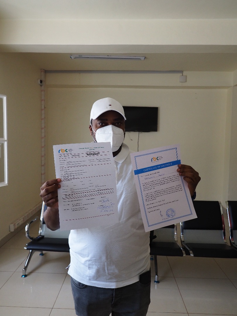 Mbere yo kurekurwa bahabwaga icyangombwa cyerekana ko bakize coronavirus