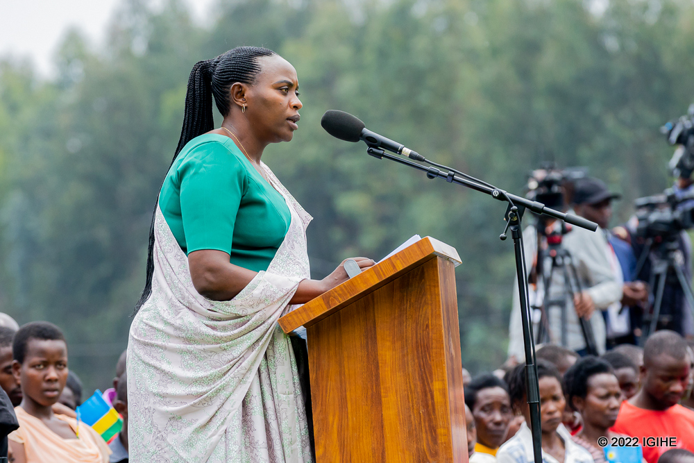 Meya Mukamasabo yavuze ko Akarere ka Nyamasheke gakeneye imihanda