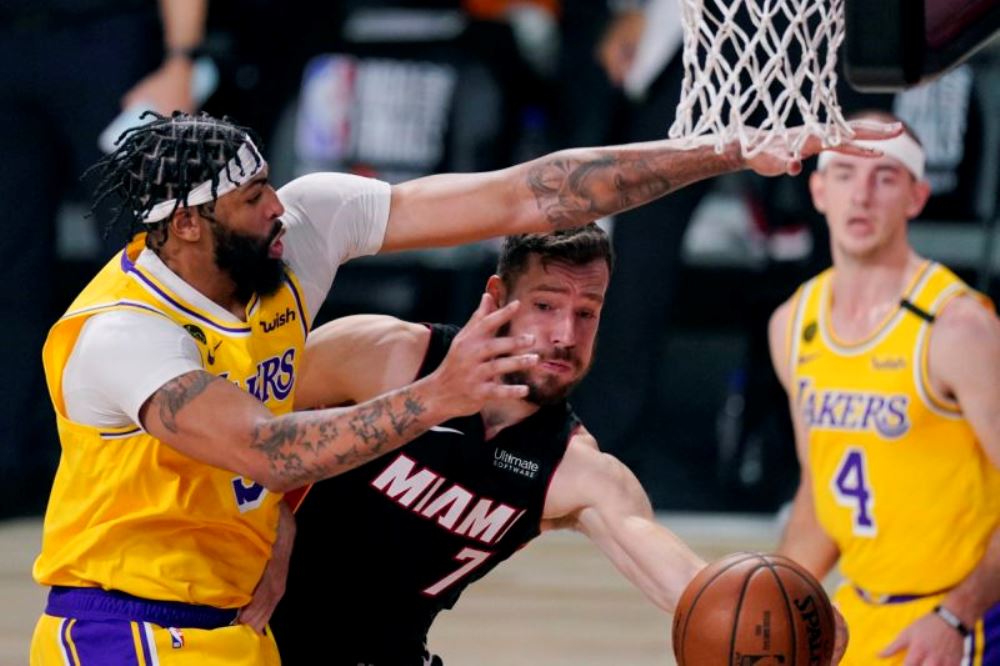 Anthony Davis agerageza kuzibira Goran Dragić muri uyu mukino wa mbere wa NBA Finals