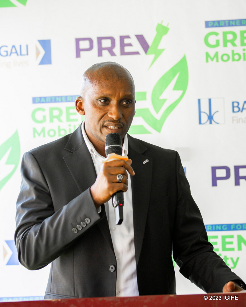 Umuyobozi wa PREV Rwanda Ltd, Donald Kabanda yashimye uburyo leta yashyize imbaraga mu gushyigikira gahunda y'ikoreshwa ry'imodoka z'amashanyarazi