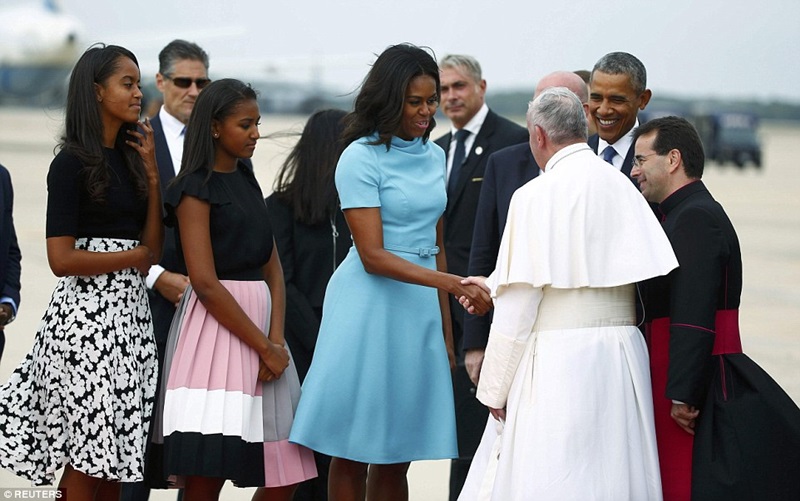 Perezida Obama, Madamu we n'Abakobwa babo babiri, barimbye kinyafurika bakira Papa Francis