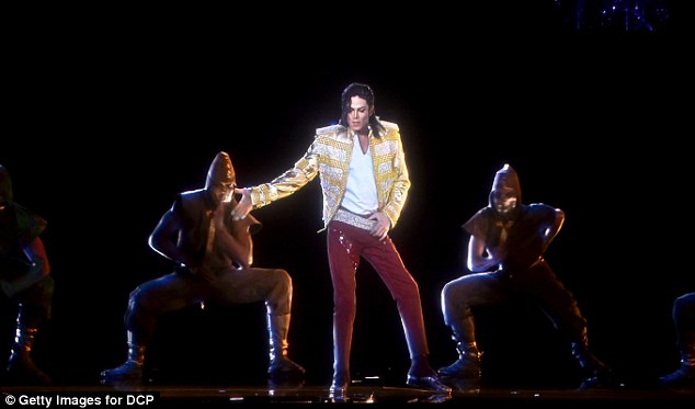 Hakoreshejwe ikoranabuhanga rizwi nka hologram ,Michael Jackson yagaragaye muri iki gitaramo