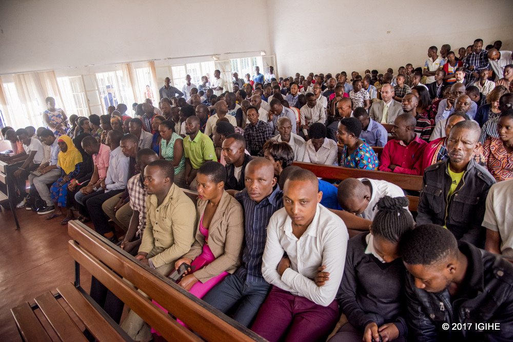 Icyumba cy'iburanisha cyari cyuzuye abantu baje kumva imyanzuro ku ifungwa n'ifungurwa by'agateganyo kuri Diane Rwigara n'abo mu muryango we