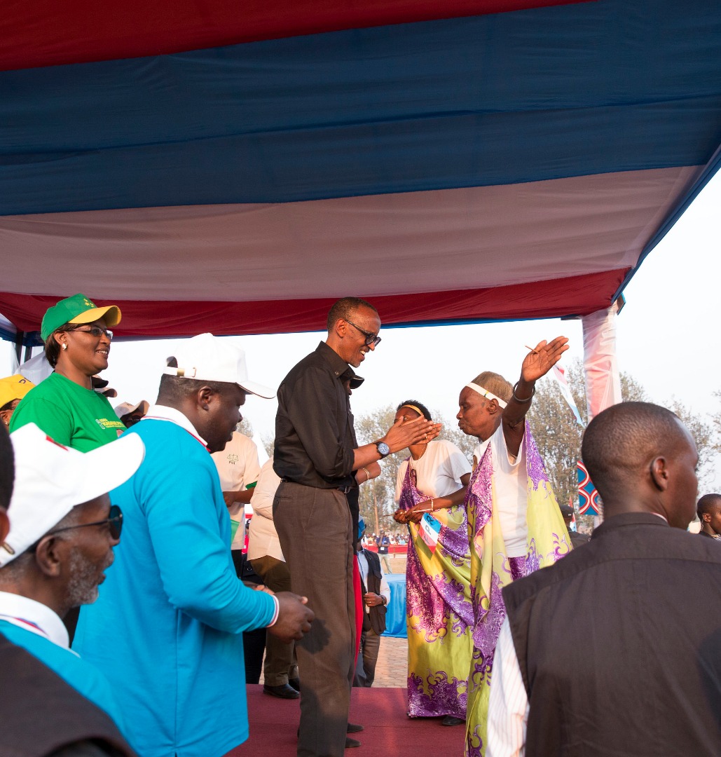 Perezida Kagame yagaragarijwe ibyishimo n'ababyeyi, bacinya akadiho