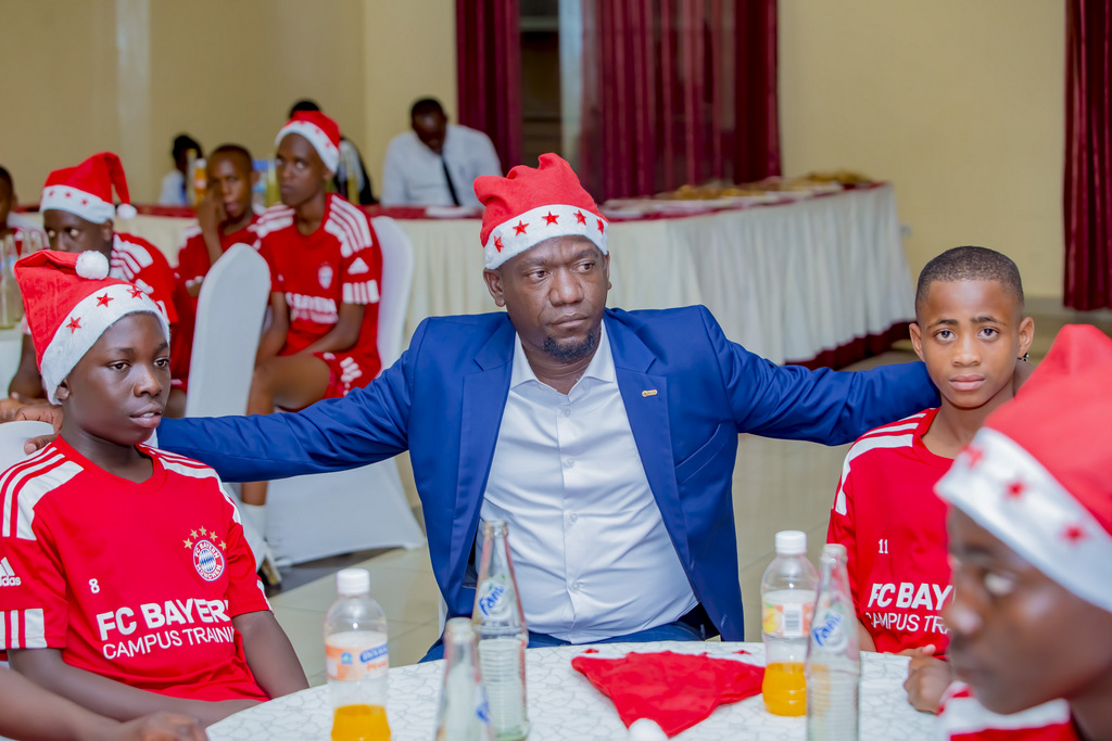 Tuyisenge Eric 'Cantona' uri mu bakozi ba Academy ya Bayern Munich ari kumwe n'aba bana basangira iminsi mikuru