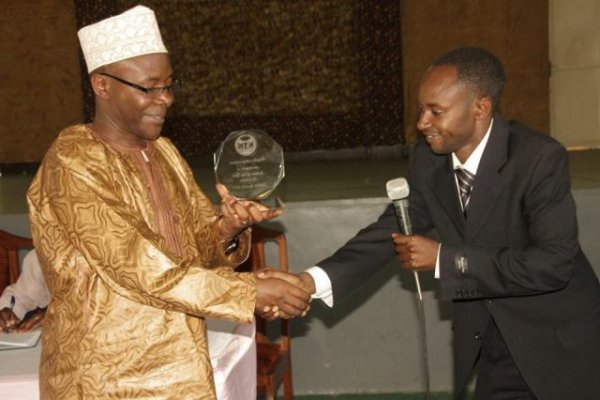 Ubwo Bahati yamurikiraga igihembo cye abo mu Karere akomokamo ka Rubavu