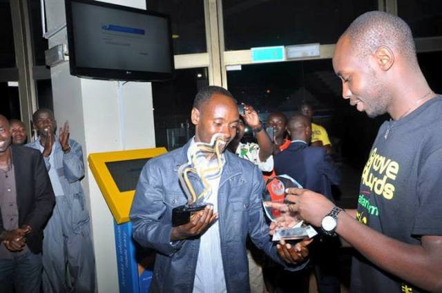 Kanyamibwa Patrick ashyikiriza umuhanzi Bahati ibihembo bibiri byari bivuye muri Kenya