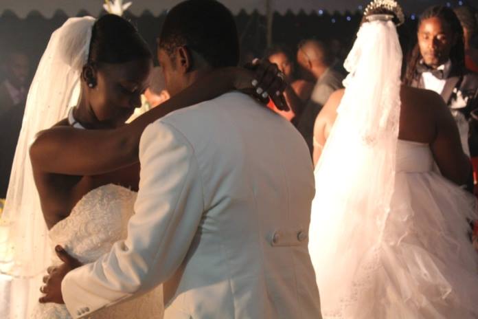 bac-T mu bukwe bumwe na mushiki we