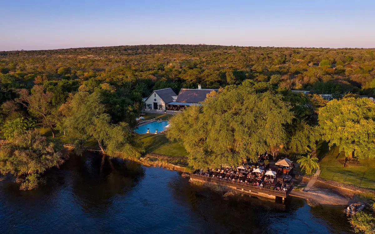 Umugezi wa Zambezi uri mu bituma isura y'uyu mujyi irushaho kuba nziza. Iyi ni ifoto yafatiwe hejuru yerekana Royal Livingstone Hotel.