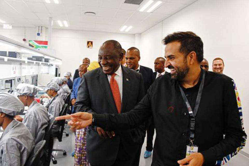 Perezida Cyril Ramaphosa yafunguye uruganda rwa Mara Phones muri Afurika y'Epfo mu 2019