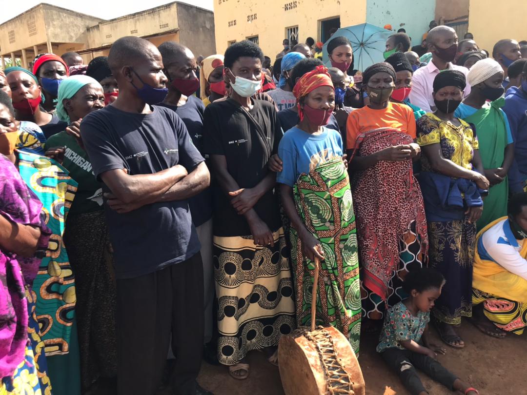 Abaturage bateze amatwi ubutumwa bujyanye no kwirinda umwanda