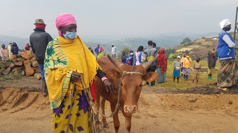 Mukamisha Verediana, ni umuturage washyikirijwe inka ye yari yafatiwe i Burundi