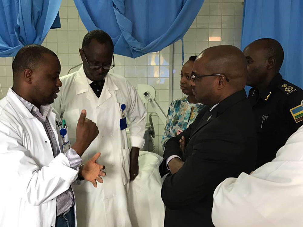 Umuyobozi w’Umujyi wa Kigali, Pascal Nyamulinda; Umunyamabanga Uhoraho muri Minisiteri y’Uburinganire n’Iterambere ry’Umuryango, Nadine Gatsinzi n’Umuvugizi wa Polisi y’Igihugu, ACP Theo Badege; baganira n’Umuyobozi w’ibitaro bya CHUK, Theobald Hategekimana (wambaye amadarubindi) nyuma yo gusura uyu mwana wahiye