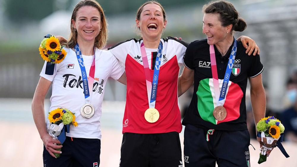 Anna Kiesenhofer (hagati), Annemiek van Vleuten (ibumoso) na Longo Borghini wo mu Butaliyani (iburyo) bishimira imidali begukanye mu magare