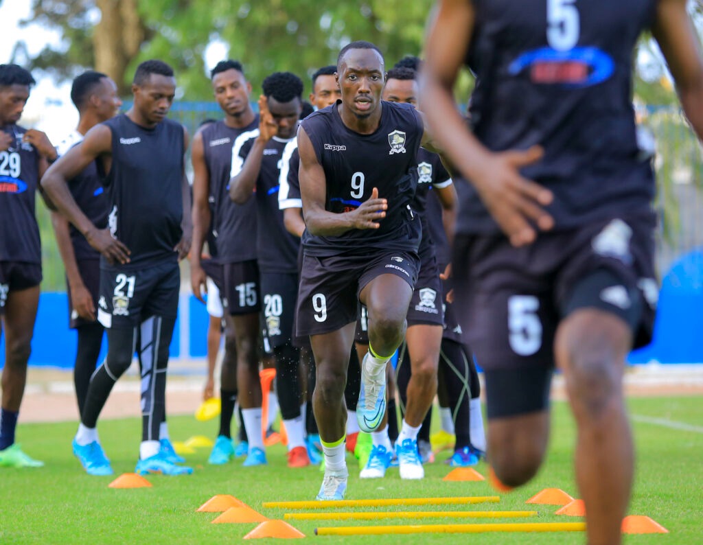 Mbonyumwami Thaiba na we yabuze aho amenera mu busatirizi bwa APR FC
