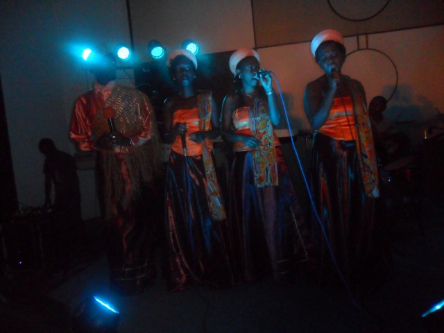 Abaririmbyi b'umuhanzi Chrispin