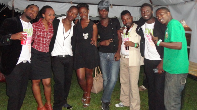 Urban Boyz bari kumwe n'ababyinnyi n'abaririmbyi baririmbanye muri "Beer Fest"