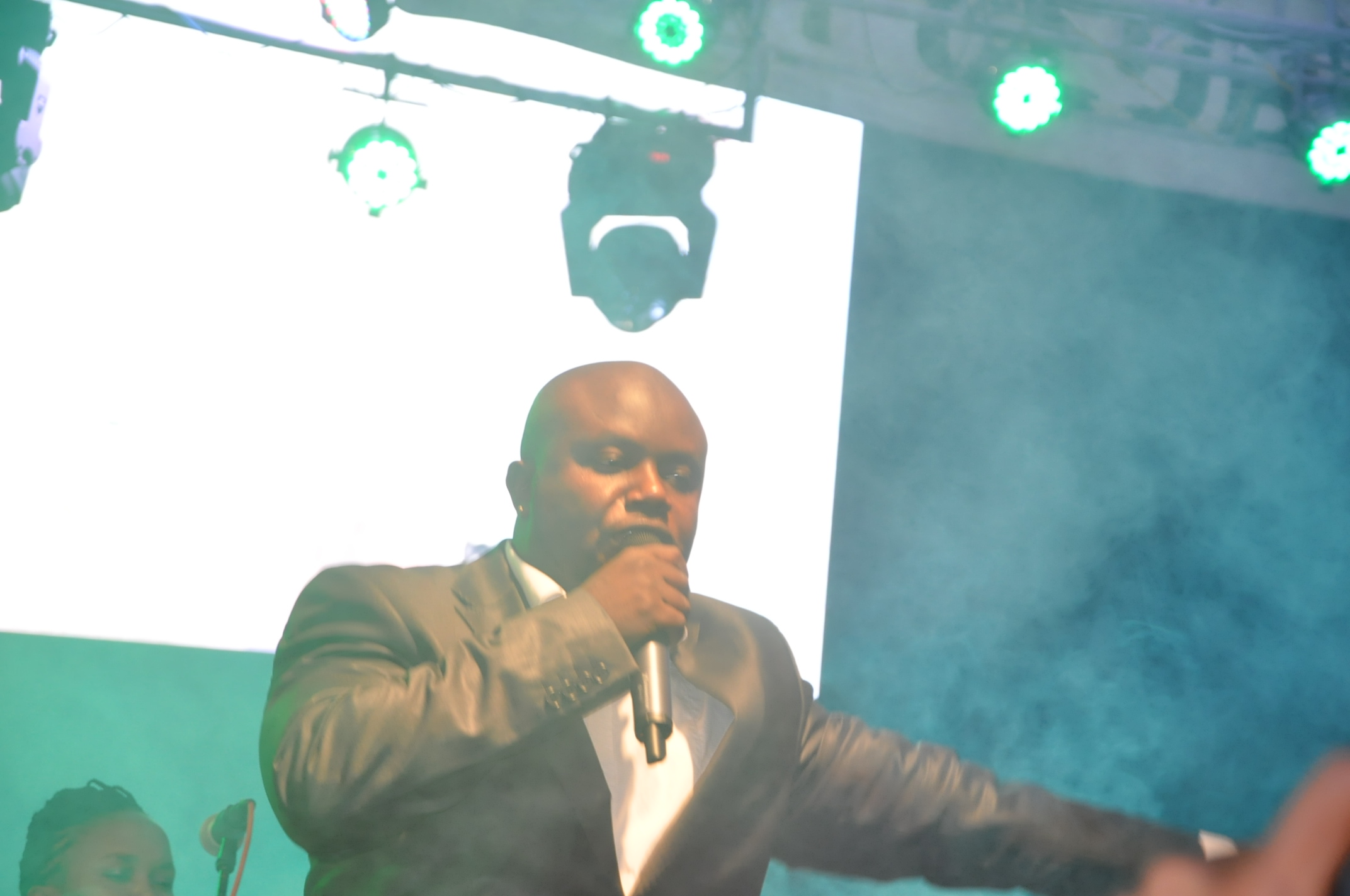 Kidumu yari amaze iminsi ataza kuririmbira Abanyarwanda yanigirije ikote nk'uko yagaragaye muri iri joro