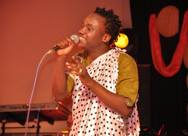 Mani Martin aririmba akenyeye kinyafurika