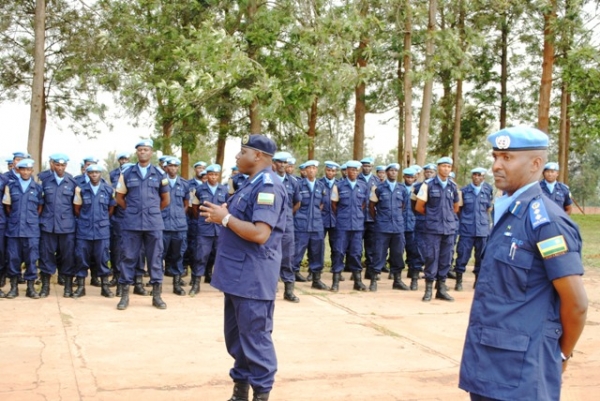 IGP Emmanuel Gasana yakira abapolisi bavuye mu butumwa bw'akazi