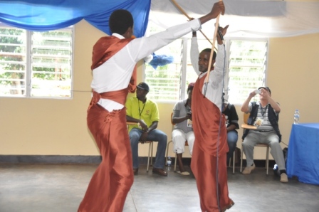 Mu muco nyarwanda n'abagabo barabyina bikizihira ijisho