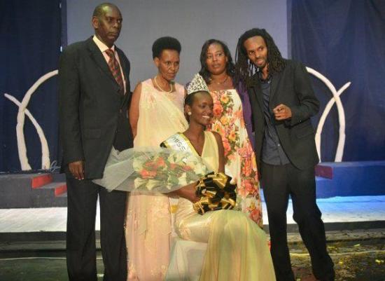 Nyakwigendera Henry na bamwe mu bagize umuryango we