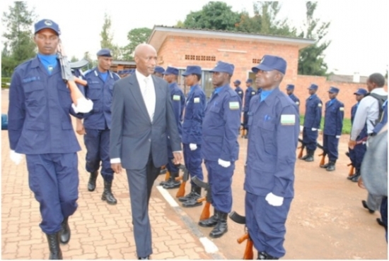 Umuyobozi wa Polisi ya Uganda, Lt Gen Kale Kayihura akigera ku cyicaro cya Polisi y'u Rwanda