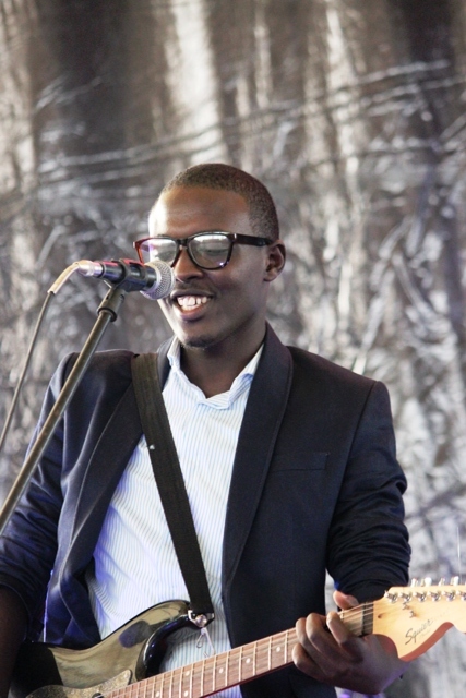 Ricky Password na gitari ye ari gushimisha abitabiriye Fespad 2013