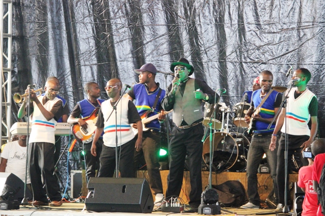 Makanyaga Abdul na Band ubwo barimo baririmba indirimbo bakunze kwitwa "Igisope"