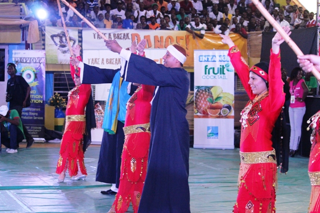 Ababyinnyi b'itorero ryo mu Misiri, ab'abahungu babyinisha inkoni banikaraga, abakobwa bakazunguza amayunguyungu