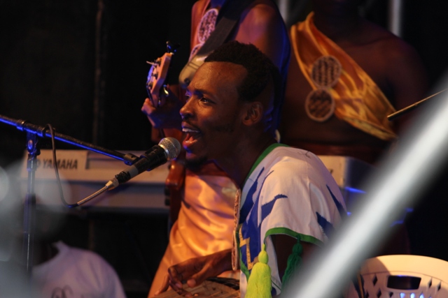 Ras Kayaga bakunze kwita 'Maguru' n'itsinda rye Holy Jah Doves bajyanye abitabiriye Fespad mu njyana ya Reggae n'iya gakondo