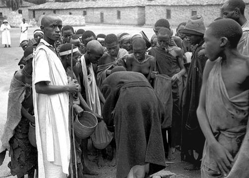 Iyi foto igaragaza isaranganya ry'ibiribwa muri Misiyoni ya Kabgayi (Photo/Archives)